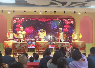 老少同台，共享运动的暖意与活力