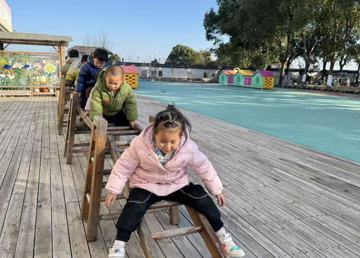 冬日暖阳下的勇敢攀登